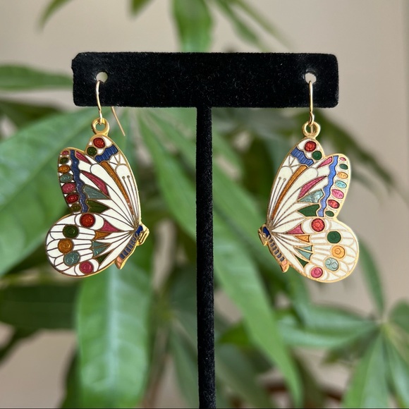 Vintage Jewelry - 𝒱𝒾𝓃𝓉𝒶ℊℯ 𝒞𝓁ℴ𝒾𝓈ℴ𝓃𝓃ℯ ℬ𝓊𝓉𝓉ℯ𝓇𝒻𝓁𝓎 ℰ𝒶𝓇𝓇𝒾𝓃ℊ𝓈